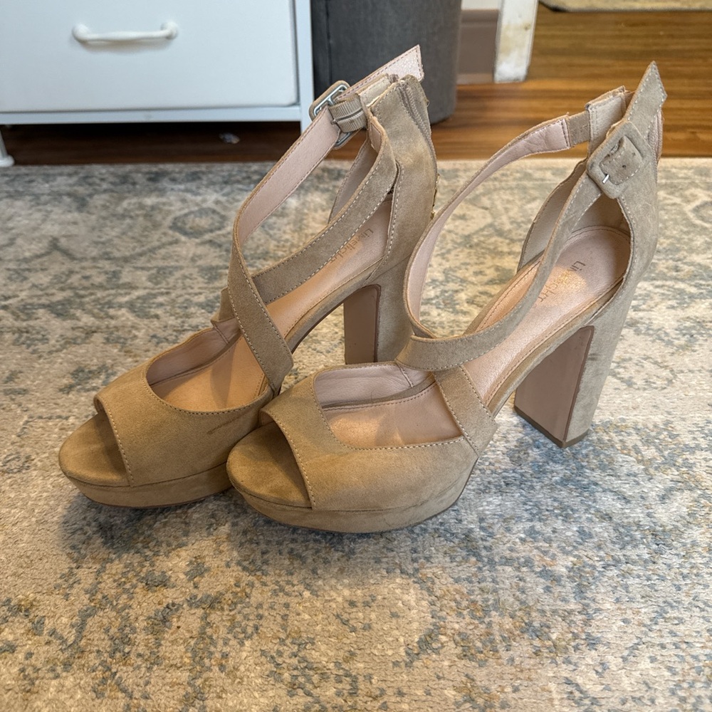 Cream High Heeled Sandals with Chunky Heel and Open Toe
